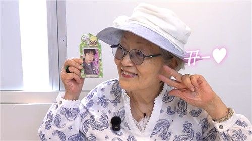 가수 임영웅 생일 카페 찾은 배우 김영옥