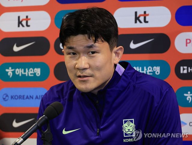 질문에 답하는 김민재