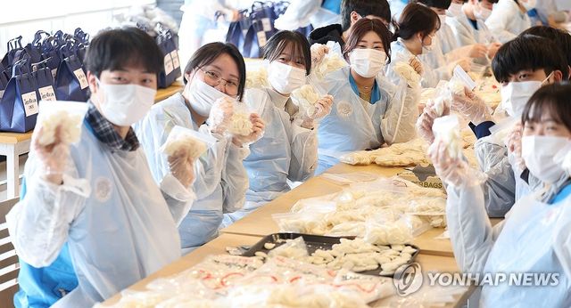 떡국 만드는 외국인 유학생