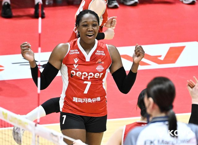 득점 후 기뻐하는 페퍼저축은행의 조이(중앙)