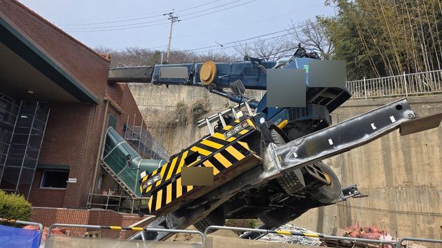 학교로 넘어간 크레인