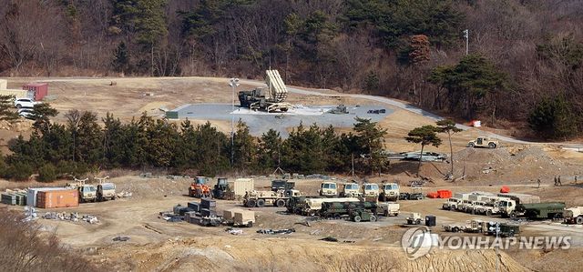 하늘 향한 사드 기지의 방공무기 발사대