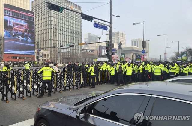 전장연, 광화문 일대 버스저지 시위에 차로 점거…출근길 마비
