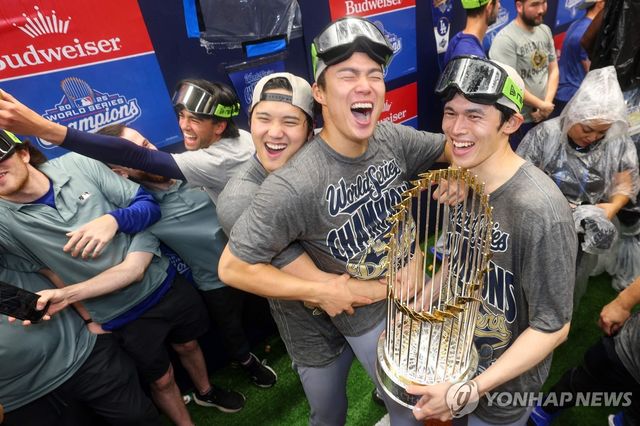 2025 MLB 월드시리즈 우승 후 기뻐하는 오타니, 야마모토, 사사키