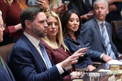 밴스 미 부통령 26일 백악관 내각회의 모습(왼쪽)