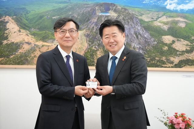 오영훈 제주지사로부터 명예도민증 받는 임기모 전 제주도 국제관계대사(왼쪽)
