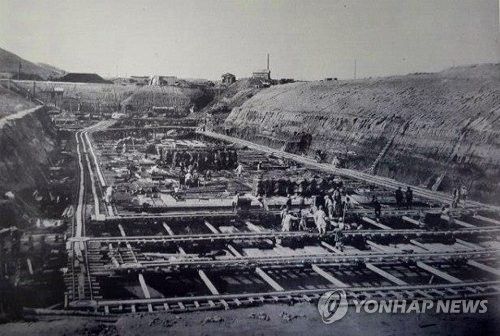 1914년 인천항 갑문 기초 콘크리트 시공