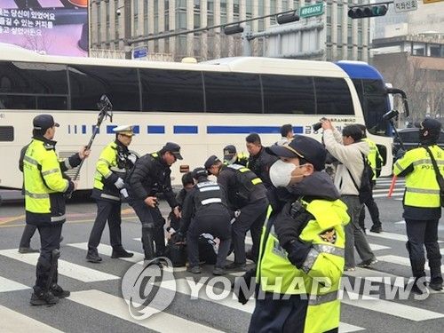 전장연, 광화문 일대 버스저지 시위에 차로 점거…출근길 마비