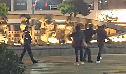 경찰 앞에서 몸싸움하는 노숙인들