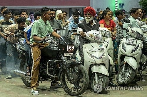 기름 넣으려는 오토바이 운전자들 몰린 인도 주유소