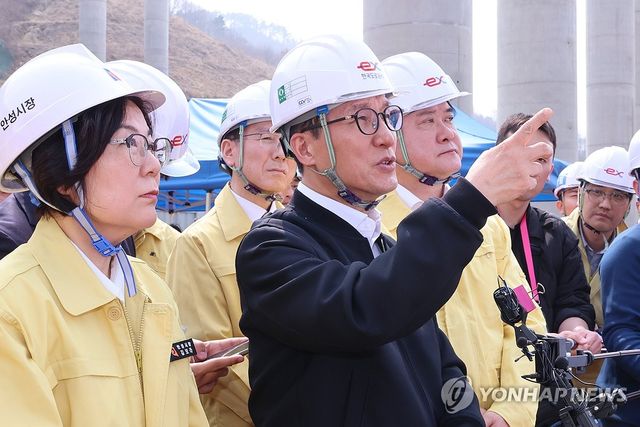 세종-안성고속도로 건설현장 점검하는 김민석 총리