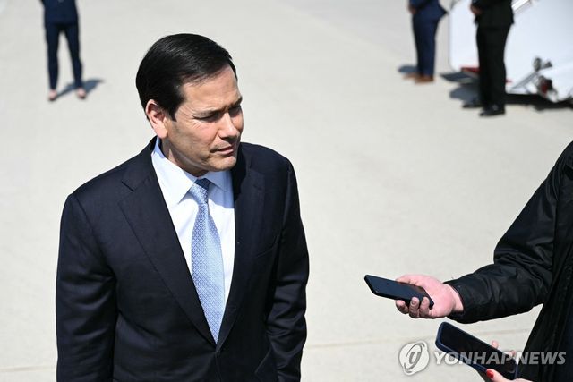 G7외교장관회의 참석차 프랑스 파리로 출발전 기자들과 질답 나누는 마코 루비오 미국 국무장관