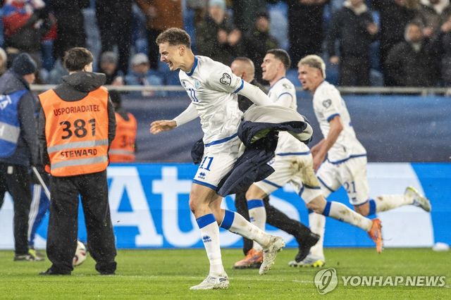 승리가 확정된 후 기뻐하는 코소보 선수들.