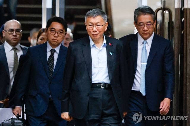 26일 판결 후 법정을 나서는 커원저 전 대만 민중당 주석