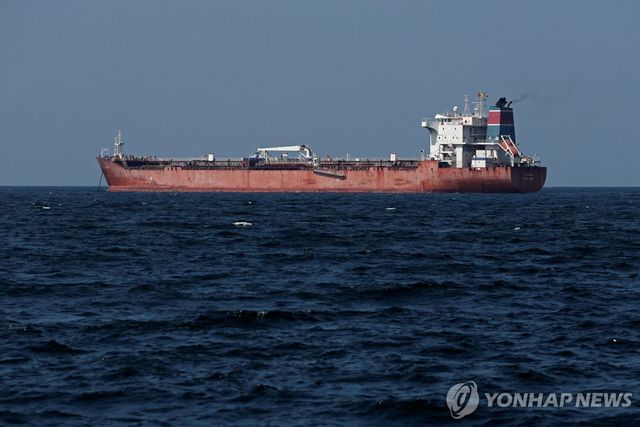 오만 앞바다에 멈춘 유조선