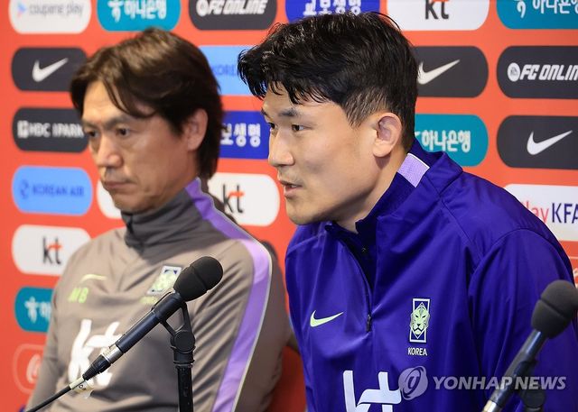 질문에 답하는 김민재