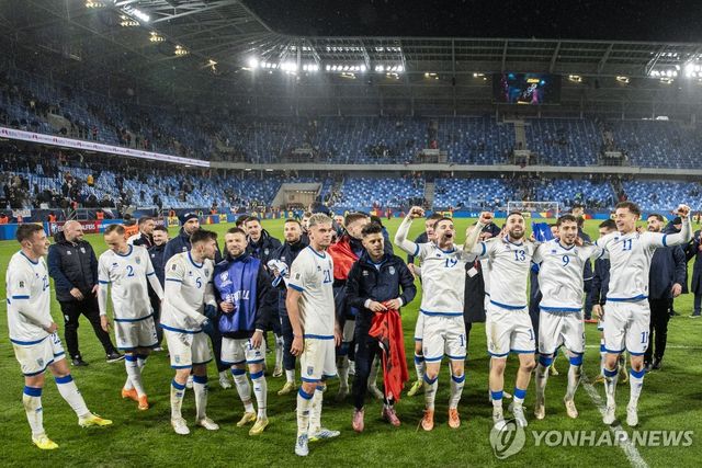 북중미 월드컵 유럽 플레이오프 결승에 오른 후 기뻐하는 코소보 선수들.