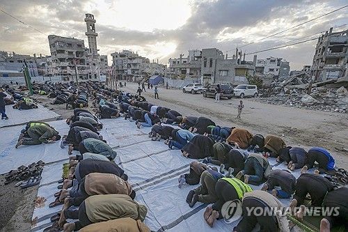 전쟁 폐허속에 라마단을 맞은 가자지구 주민들