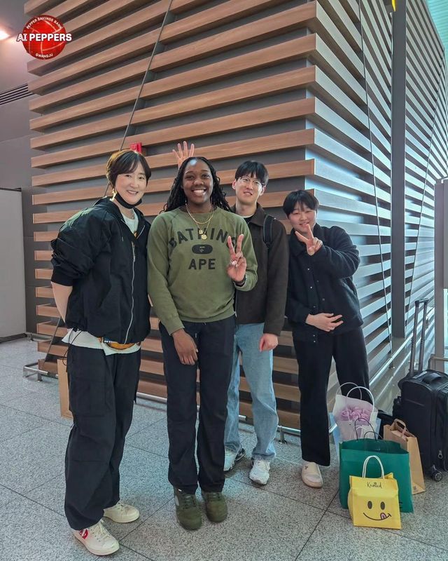 조이(중앙) 출국 때 함께한 장소연 페퍼저축은행 감독(맨 왼쪽)