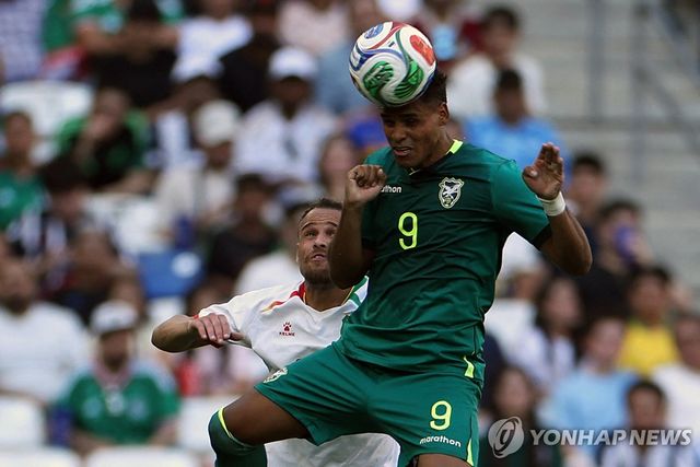 헤딩하는 엔조.