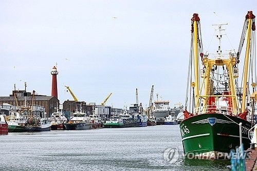 네덜란드 항구도시 에이마위던의 저인망 어선들