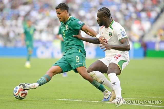 볼리비아 국가대표로 수리남과 경기에 나선 엔조(왼쪽).