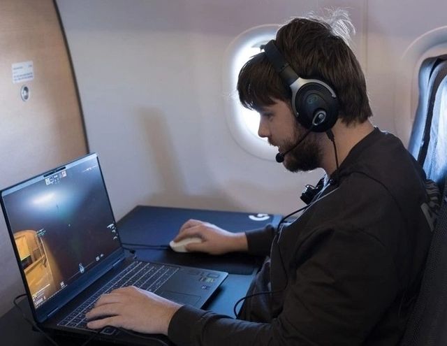 프로게이머가 하늘 위에서 실시간 게임을 하는 모습 [SAS 제공]