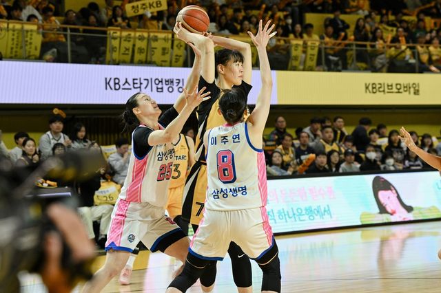 여자프로농구 청주 KB와 용인 삼성생명의 경기 장면