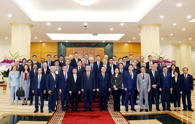 또 럼 베트남 공산당 서기장(맨 앞줄 왼쪽에서 다섯번째)과 만난 최태원 SK그룹 회장(맨 앞줄 오른쪽에서 여섯번째)과 정기선 HD현대 회장(맨 뒷줄 왼쪽에서 첫 번째) [VNA 홈페이지 캡처. 재판매 및 DB 금지]