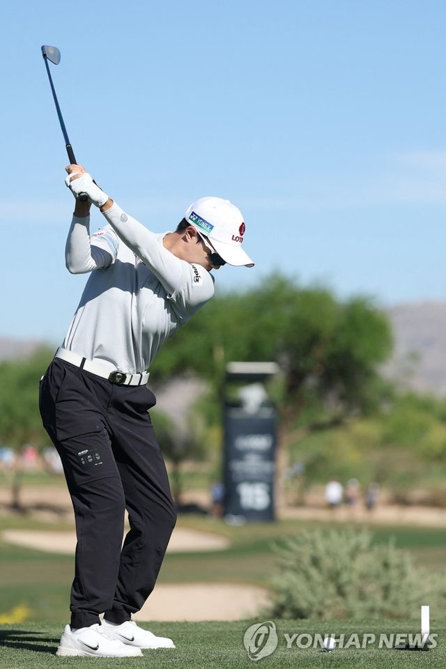 안정된 폼으로 티샷 날리는 김효주