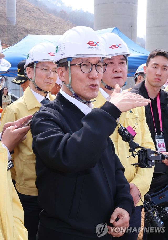 세종-포천고속도로 건설 현장 점검하는 김민석 총리