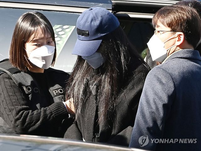 영장실질심사 출석하는 세 살 딸 학대 치사 친모