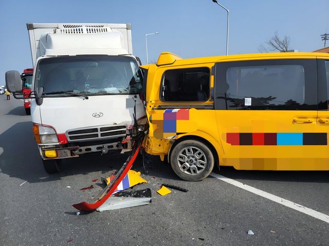 울산 아산로서 화물차·어린이 보호차량 추돌…3명 경상