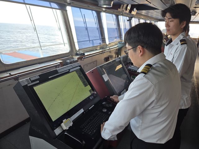 안전점검 중인 SM상선 항해사들