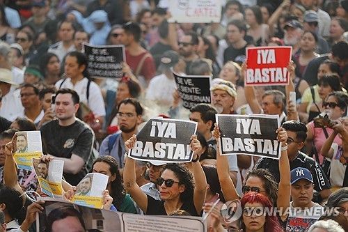 할리스코주 정부 앞에서 시위 중인 실종자 가족과 시민단체들