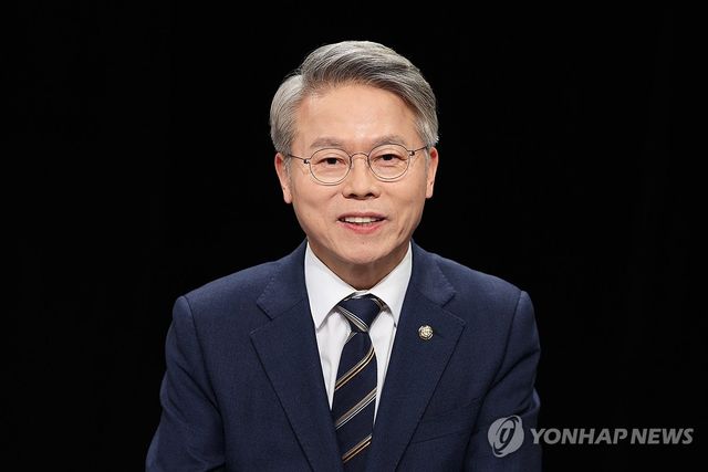 전남광주특별시장 경선 토론회에서 발언하는 민형배 후보