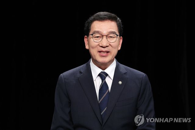 전남광주특별시장 경선 토론회에서 발언하는 신정훈 후보