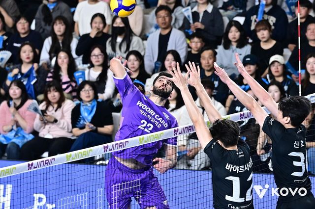 현대캐피탈과 우리카드의 플레이오프 1차전 경기 장면