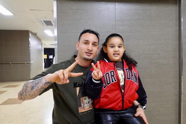 아버지 루이스(왼쪽)와 함께 장충체육관을 찾은 시아나
