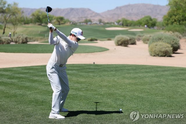 티샷 날리는 김효주