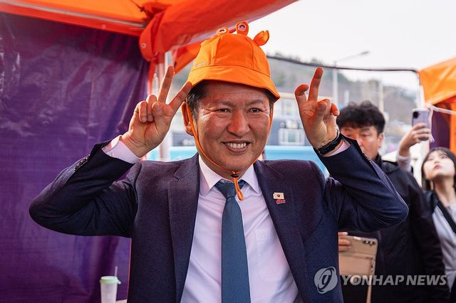 대게 축제 방문해 대게 모자 쓴 정청래 대표