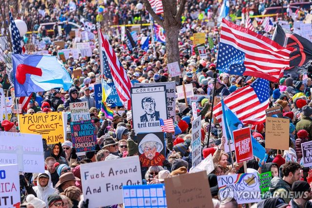 28일(현지시간) 미국 미네소타주 의회 밖에 모인 '노 킹스'(No Kings) 시위대