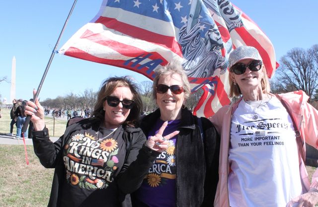 시위에 참가한 리사(맨 왼쪽)와 친구들