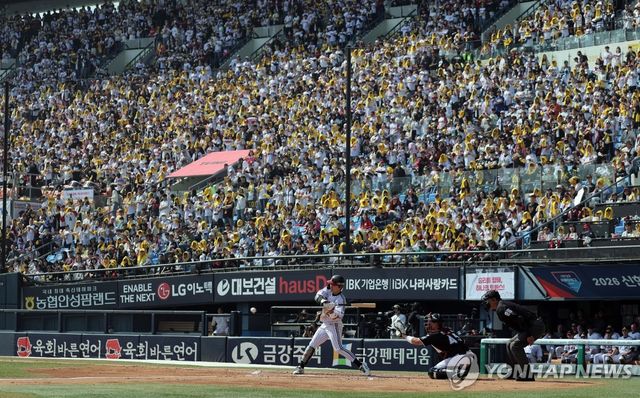 프로야구 개막전 구름 관중