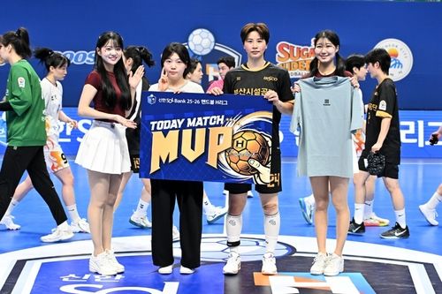 28일 경기 최우수선수에 선정된 부산시설공단 권한나(오른쪽에서 두 번째).