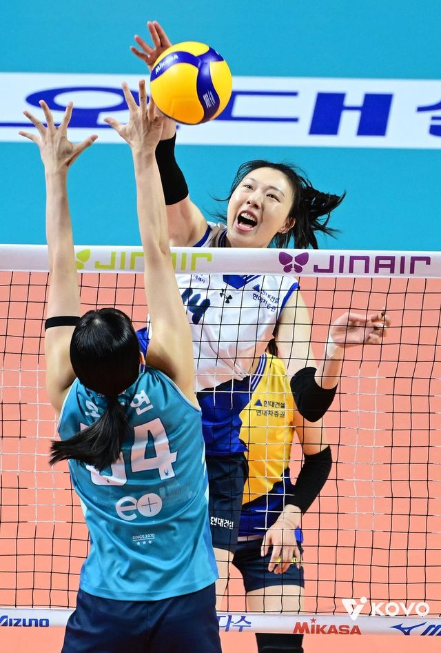 공격하는 현대건설의 양효진