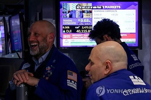 관세 유예 발표 직후 뉴욕 증권거래소의 트레이더(2025년 4월 9일)