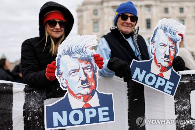 28일(현지시간) 미국 미네소타주 의회 밖에 모인 '노 킹스'(No Kings) 시위대