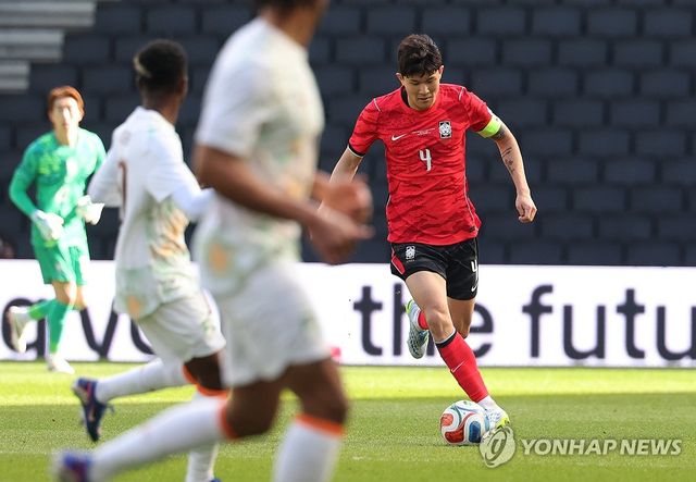 수비하는 김민재