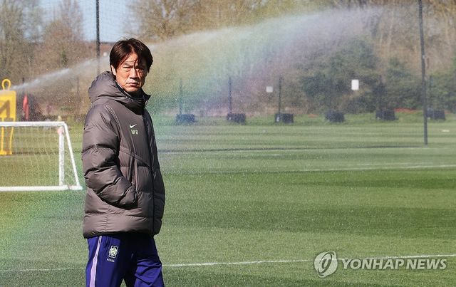 생각에 잠긴 홍명보 감독